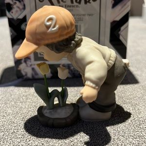 Figurine (pretty as a picture)